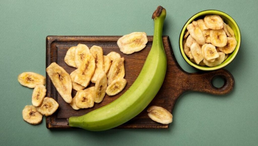 Banana Chips Recipe in Marathi | बनाना चिप्स रेसिपी, कुरकुरीत आणि स्वादिष्ट वेफर्स बनवा घरीच!